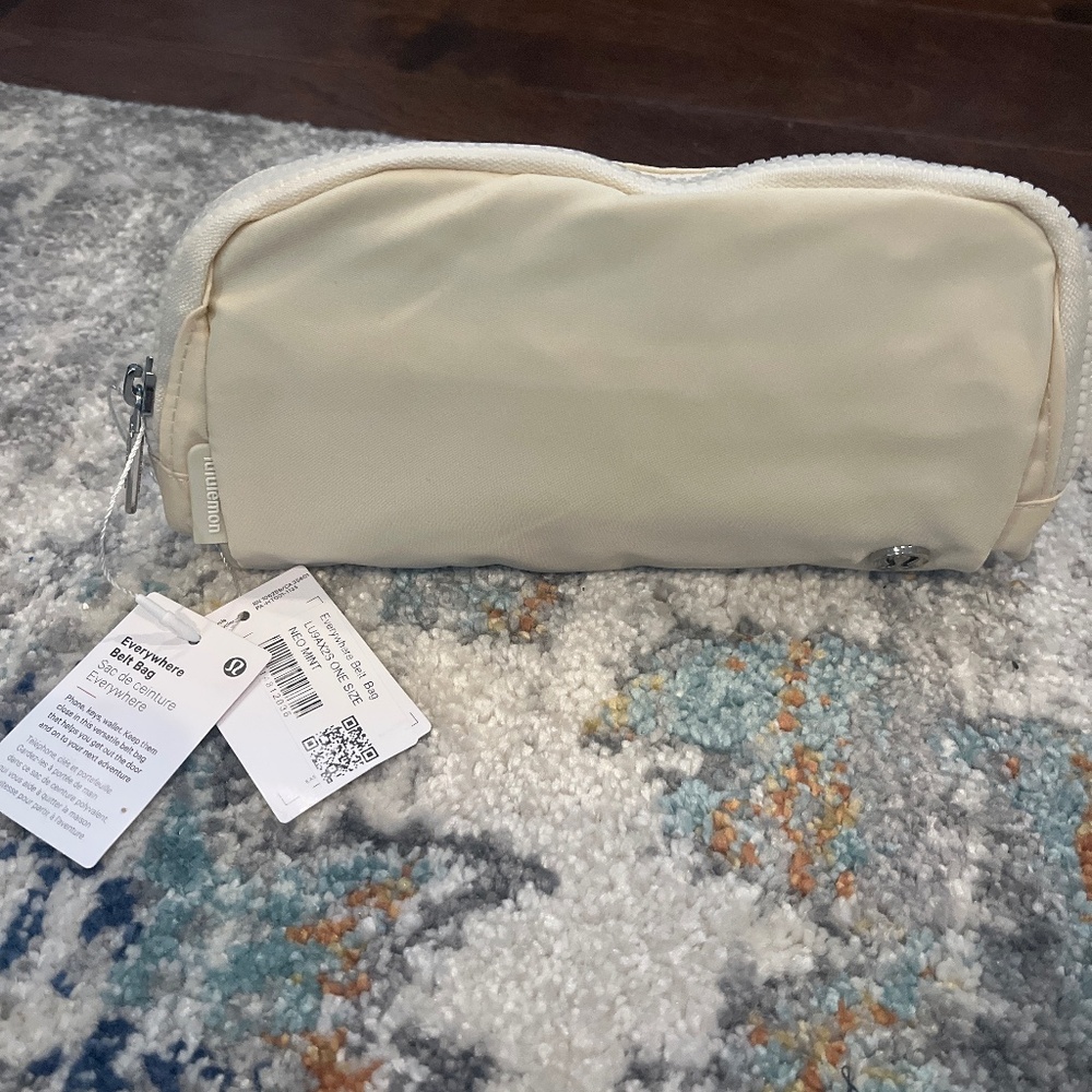 Lululemon off white everywhere belted bad